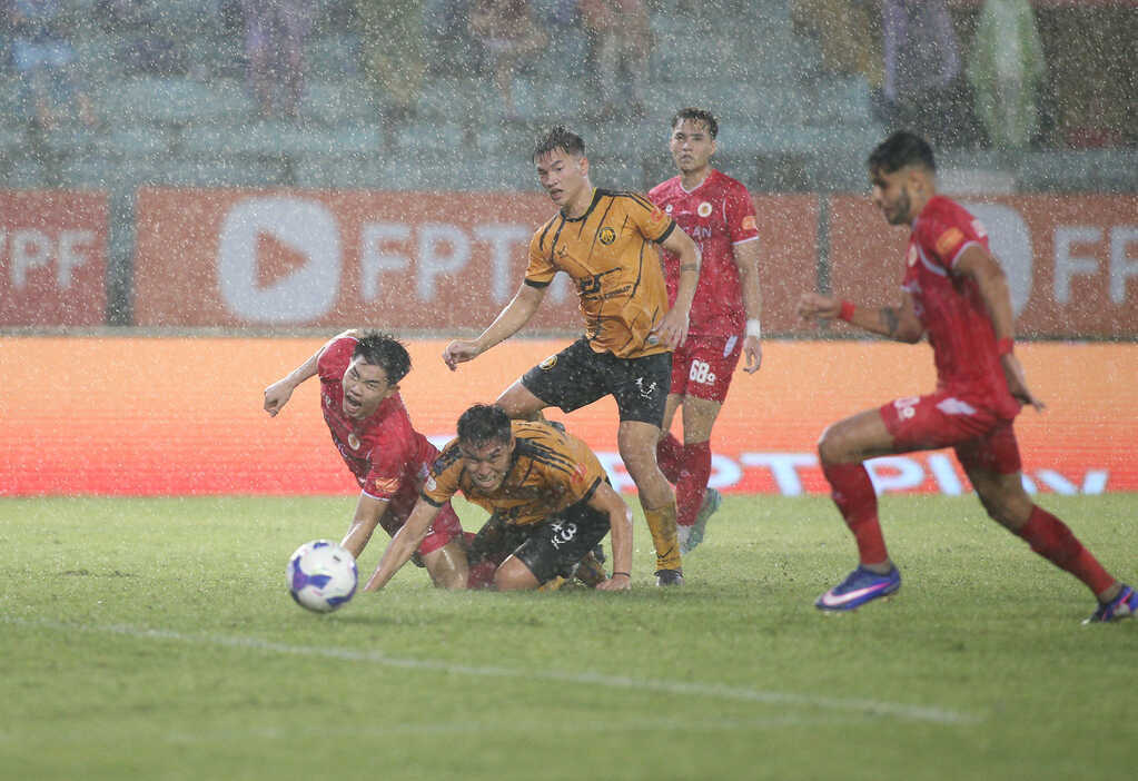 Tuyển Việt Nam: HLV Kim Sang Sik thấp thỏm theo nhịp đấu V-League