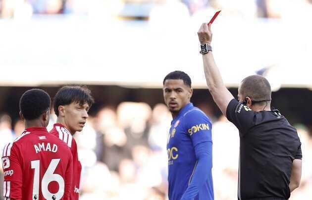 Carrick ngó lơ Martinez sau tấm thẻ đỏ trong 82 giây