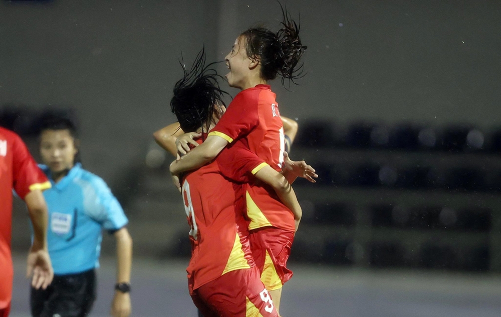 Đội mưa thi đấu, U17 nữ Việt Nam đè bẹp Palestine ở giải châu Á