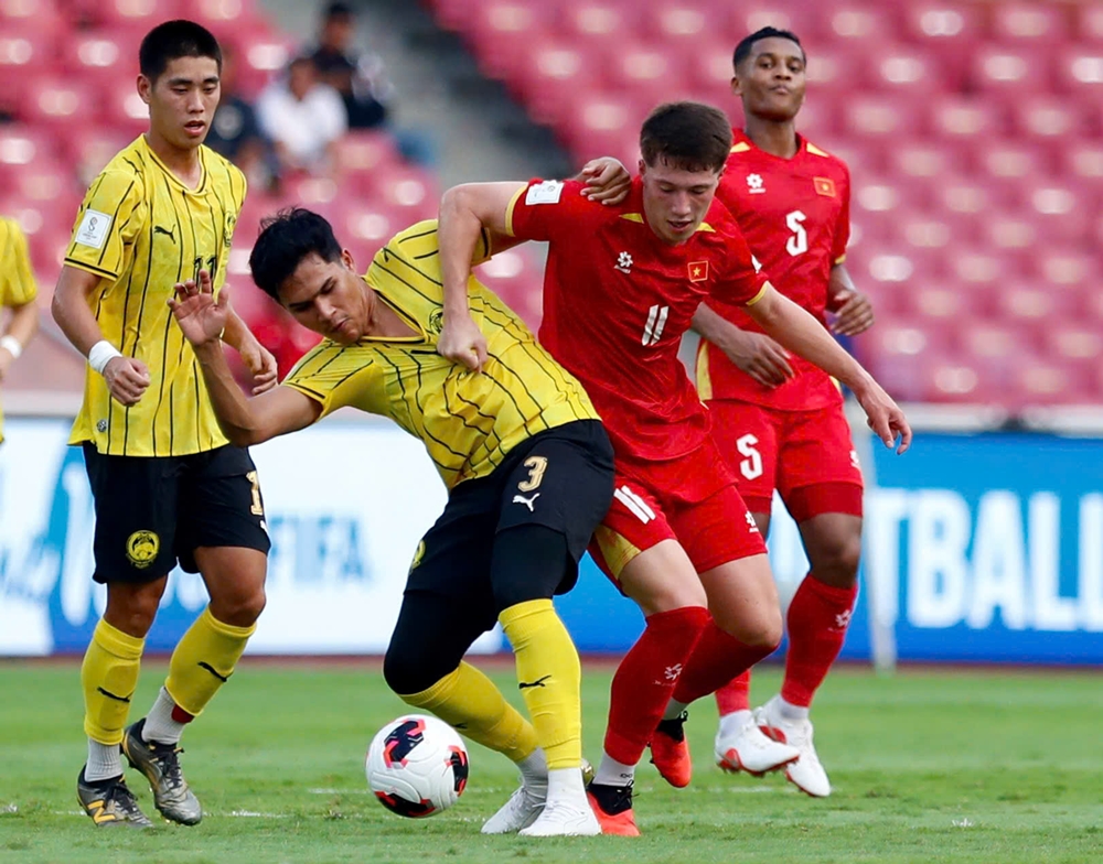 Thua Malaysia, HLV Kim Sang Sik động viên tuyển Việt Nam