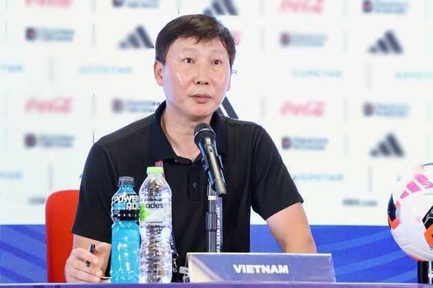 HLV Kim Sang-sik nhận tr&aacute;ch nhiệm sau thất bại. Ảnh: VFF