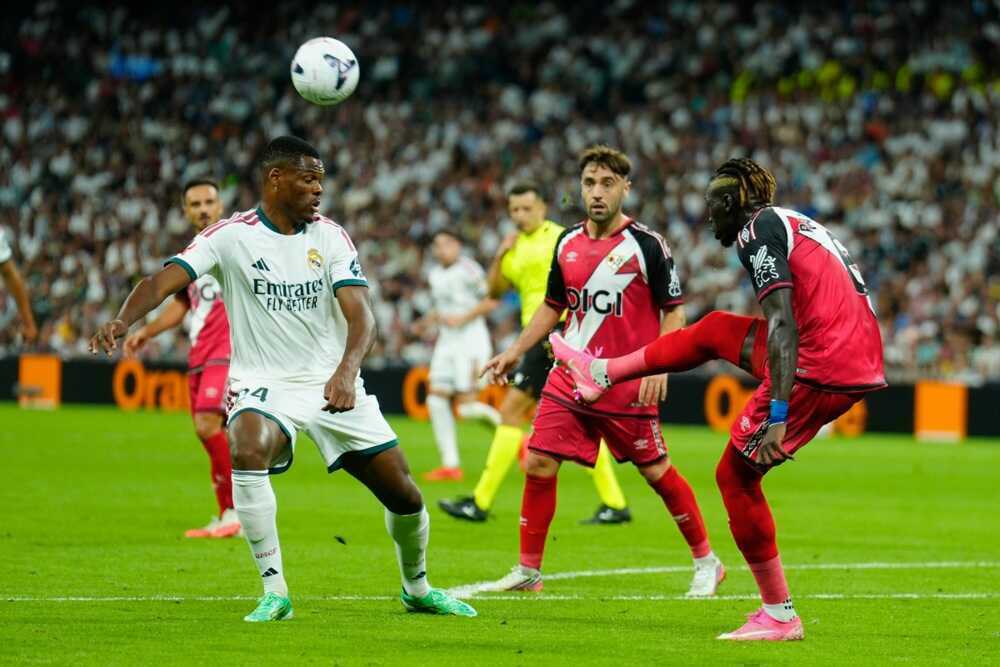 Dumfries chưa để lại nhiều dấu ấn tại Bernabeu. Ảnh: EPA IMAGES. 