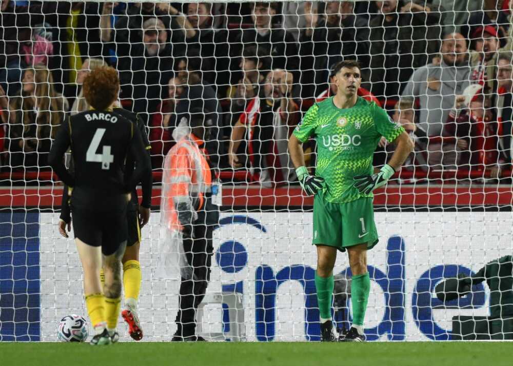 Chelsea phải v&aacute; h&agrave;ng thủ. Ảnh: EPA.