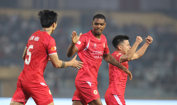 Đoàn Văn Hậu bị đá xấu ở trận Công an Hà Nội hạ Ninh Bình