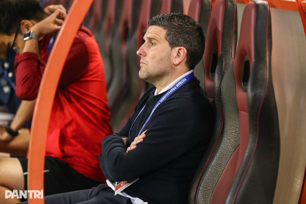 HLV CLB Ninh Bình: “Trọng tài Malaysia phá nát trận đấu”