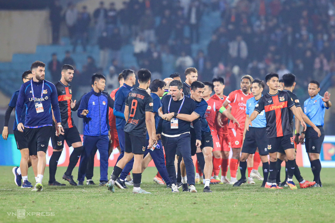 HLV Ninh Bình đập bàn, chỉ trích trọng tài sau trận thua CAHN