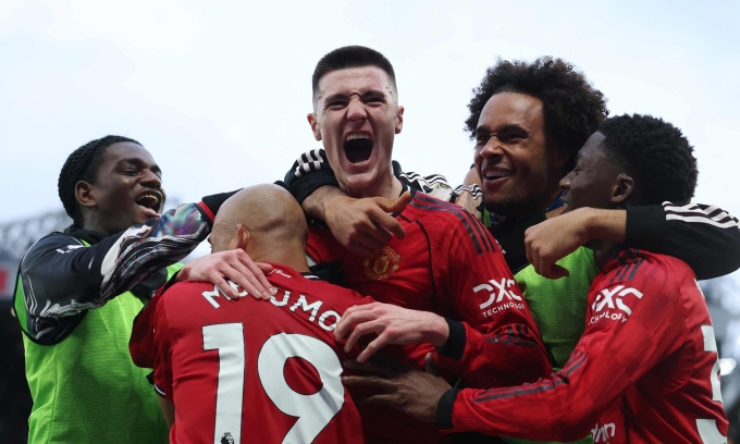 Man Utd thắng Fulham kịch tính ở phút bù
