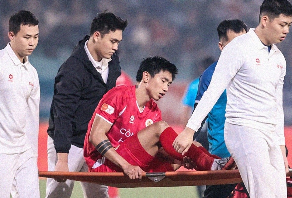 Nỗi lo cho Đoàn Văn Hậu khi phải rời sân bằng cáng