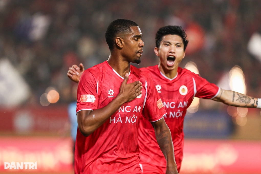 Thắng nghẹt thở Ninh Bình, CLB Công an Hà Nội chiếm ngôi đầu bảng