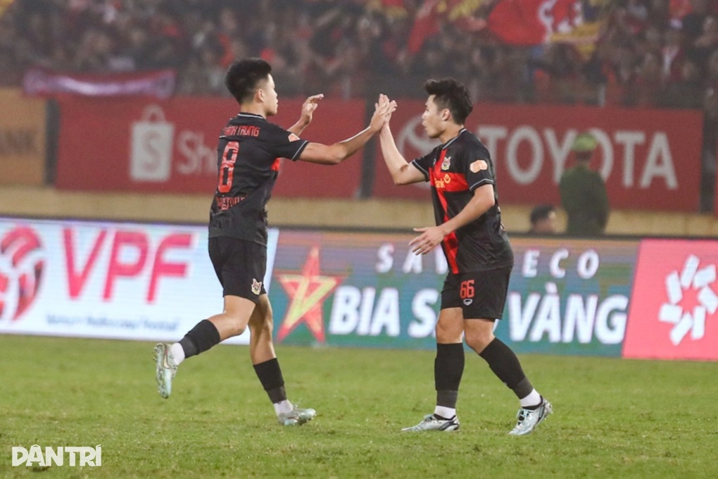 Thắng nghẹt thở Ninh Bình, CLB Công an Hà Nội chiếm ngôi đầu bảng - 2