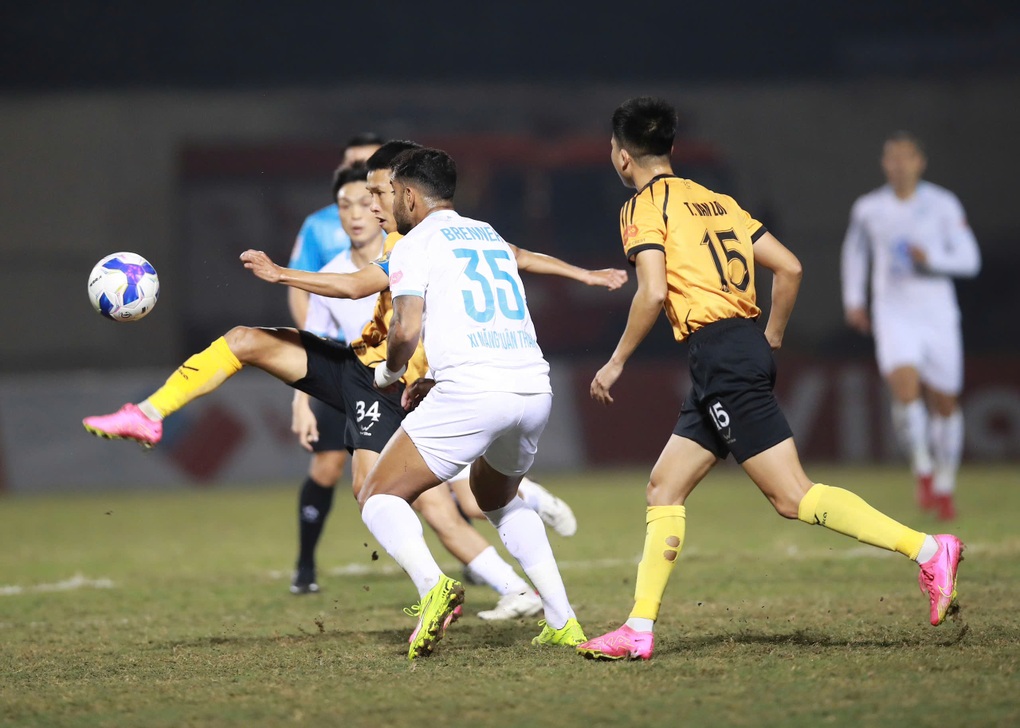 Xuân Son khiến CLB Nam Định hòa Thanh Hóa, CLB Công an TPHCM giành 3 điểm