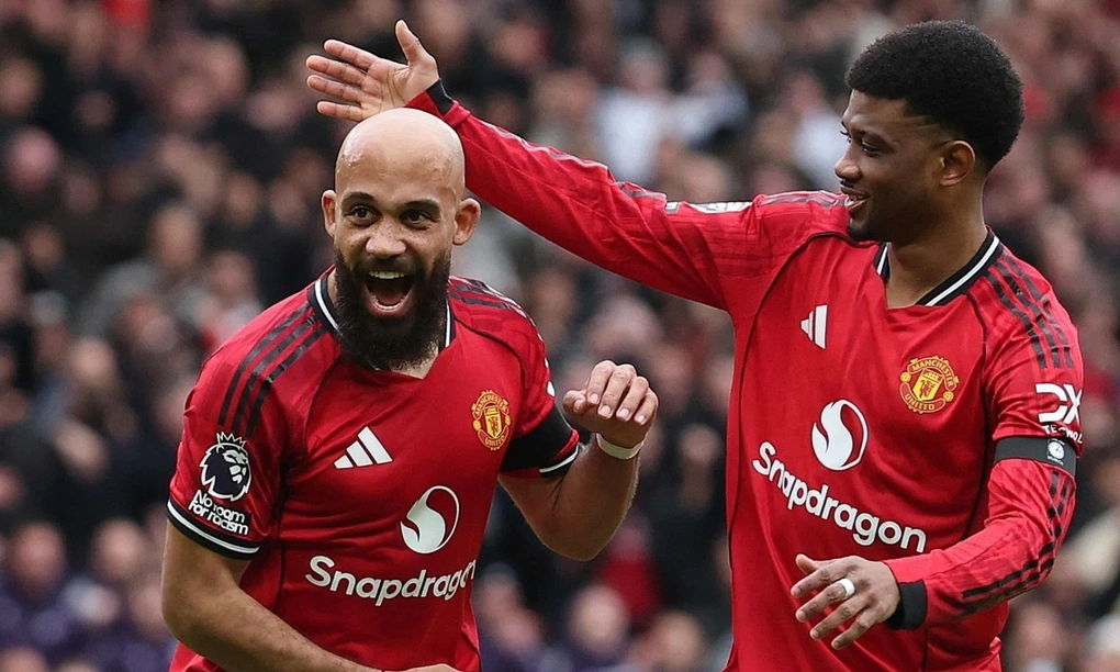 HLV Carrick phản ứng bất ngờ với CĐV “thề không cắt tóc” của Man Utd - 2