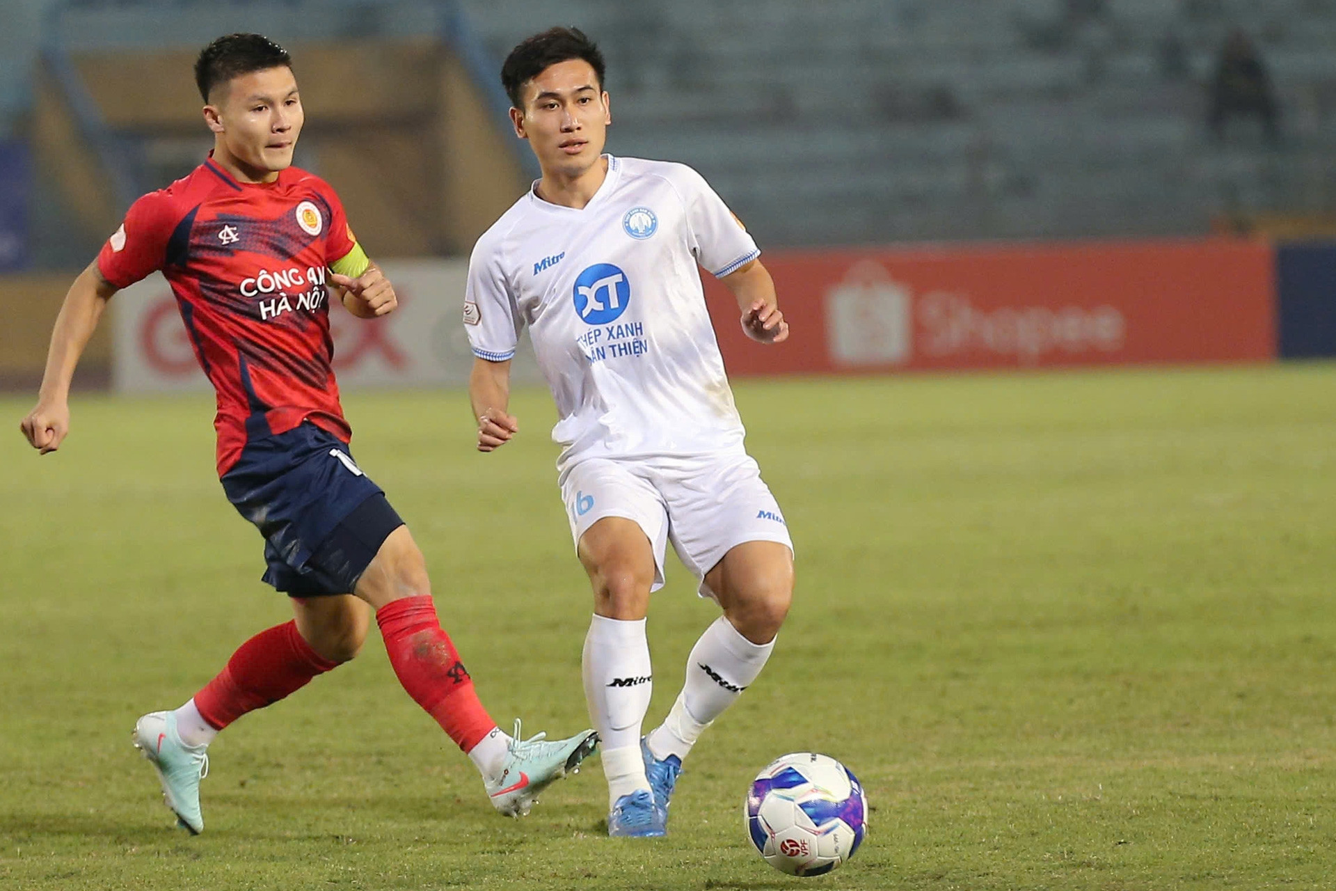 Nam Định `độc lạ` ở V-League, hay vấn đề của bóng đá Việt Nam