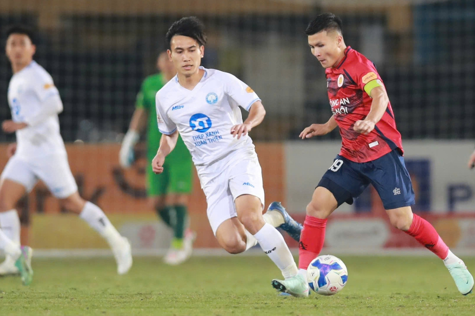 Nam Định 'độc lạ' ở V-League, hay vấn đề của bóng đá Việt Nam