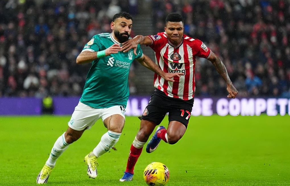 Hạ Sunderland, Liverpool áp sát Chelsea và Man Utd