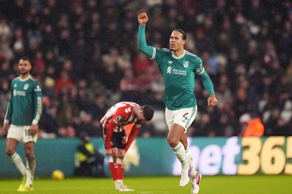 Hạ Sunderland, Liverpool áp sát Chelsea và Man Utd - 2