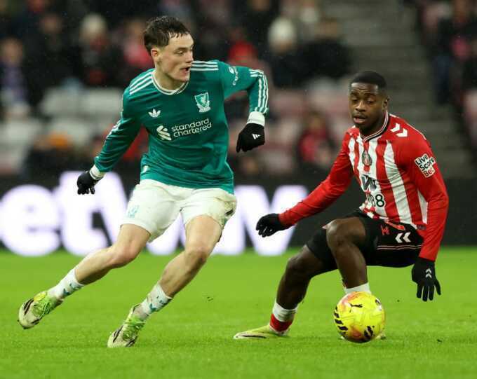 Van Dijk giúp Liverpool thắng nhọc ở Ngoại hạng Anh