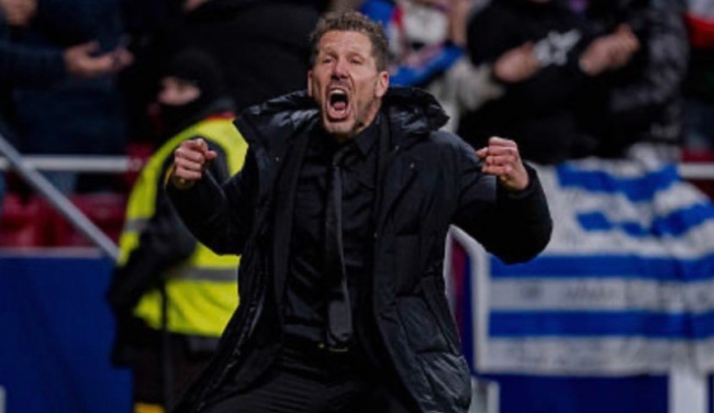 Simeone giơ 3 ngón tay mỉa mai Yamal khi Barca vỡ trận