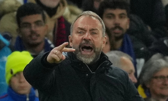 Cầu thủ Barca chất vấn HLV Flick