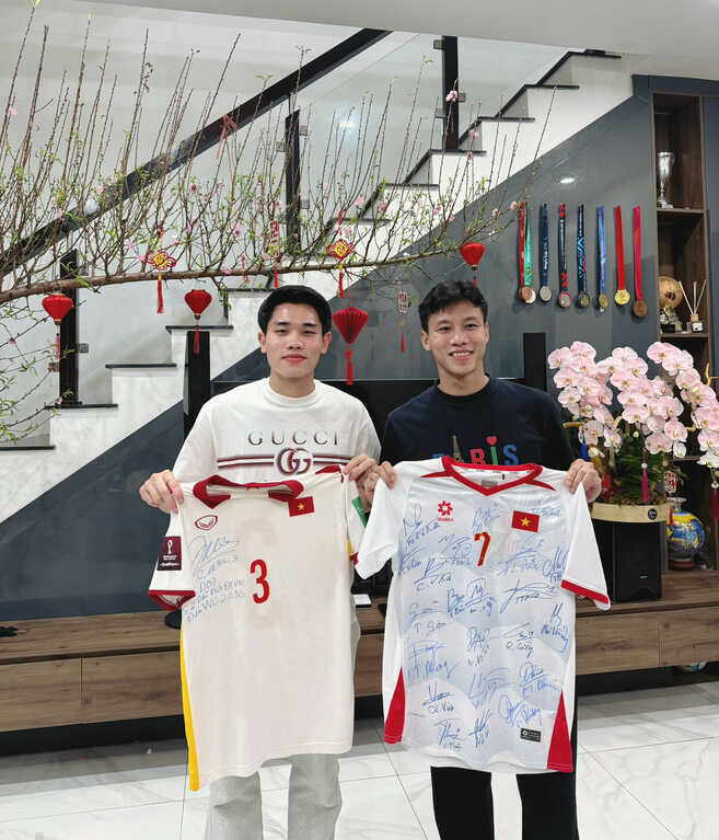 Đình Bắc tặng quà Tết Quế Ngọc Hải, Văn Hậu tưng bừng tất niên