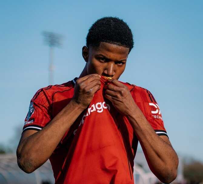 Chido Obi rực sáng giúp đội trẻ MU hạ Man City