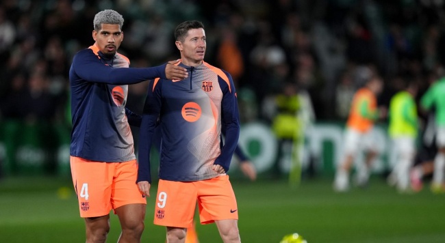 Hansi Flick đưa Araujo trở lại đội hình chính của Barcelona