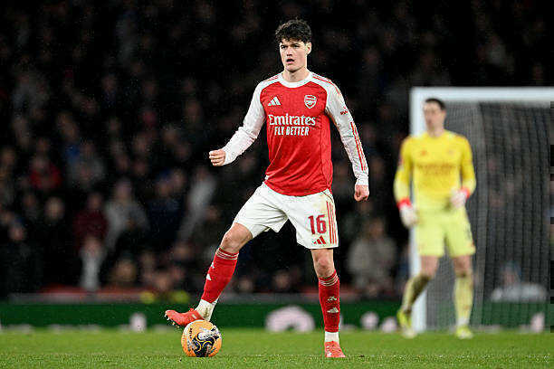 Norgaard chạy nước rút báo tin Ben White chấn thương