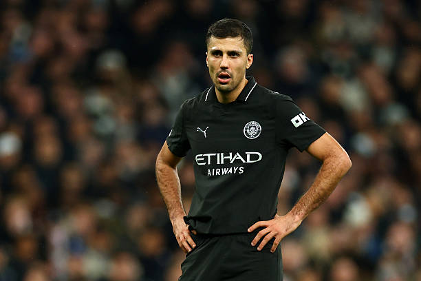 Pep Guardiola lên tiếng vụ Rodri bị FA sờ gáy