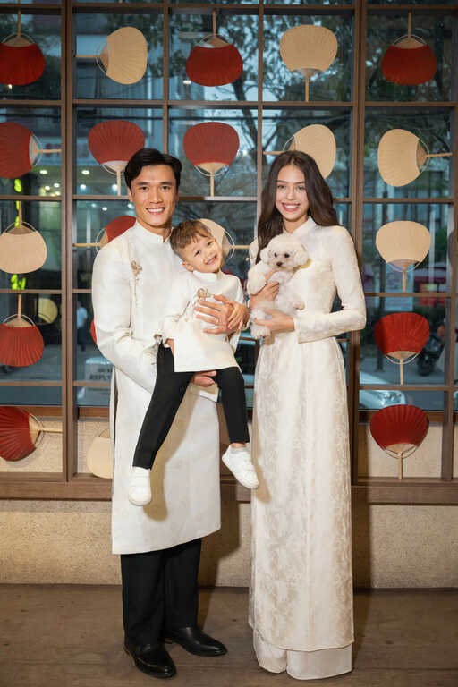 Bùi Tiến Dũng cùng vợ Tây khoe ảnh đẹp lung linh đón Tết