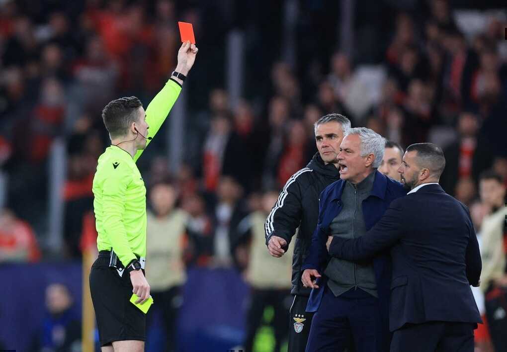 HLV Mourinho mất kiểm soát, nhận thẻ đỏ trong trận thua Real Madrid