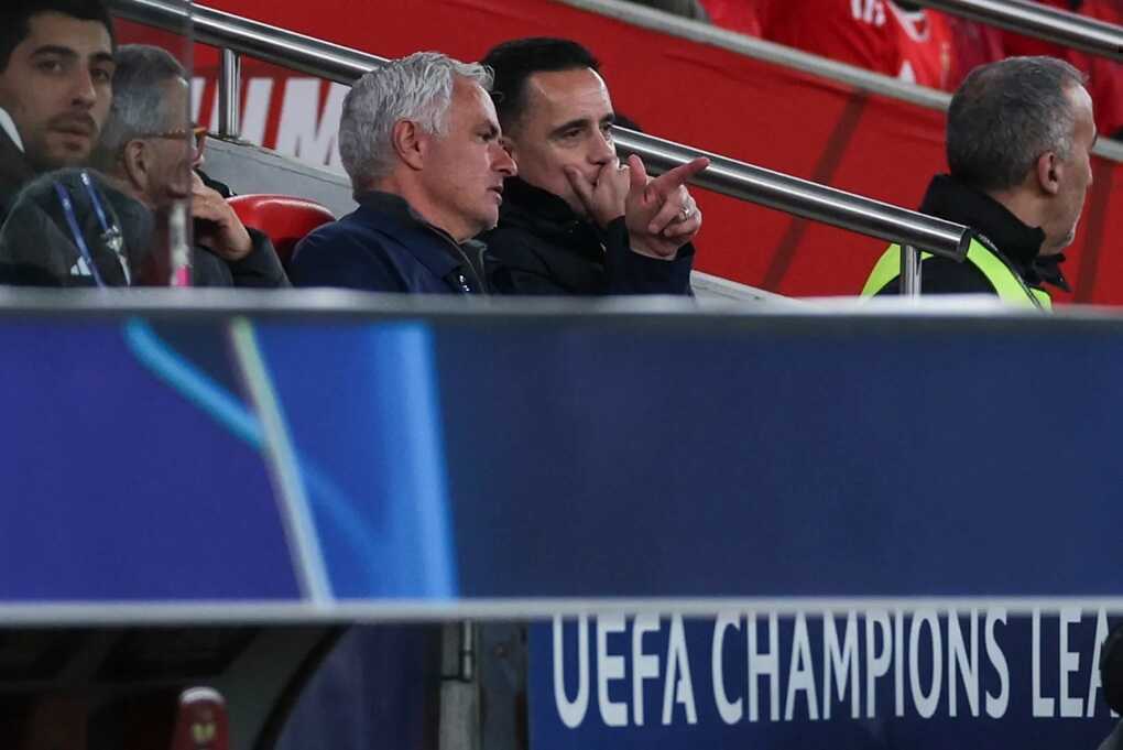 HLV Mourinho mất kiểm soát, nhận thẻ đỏ trong trận thua Real Madrid - 2