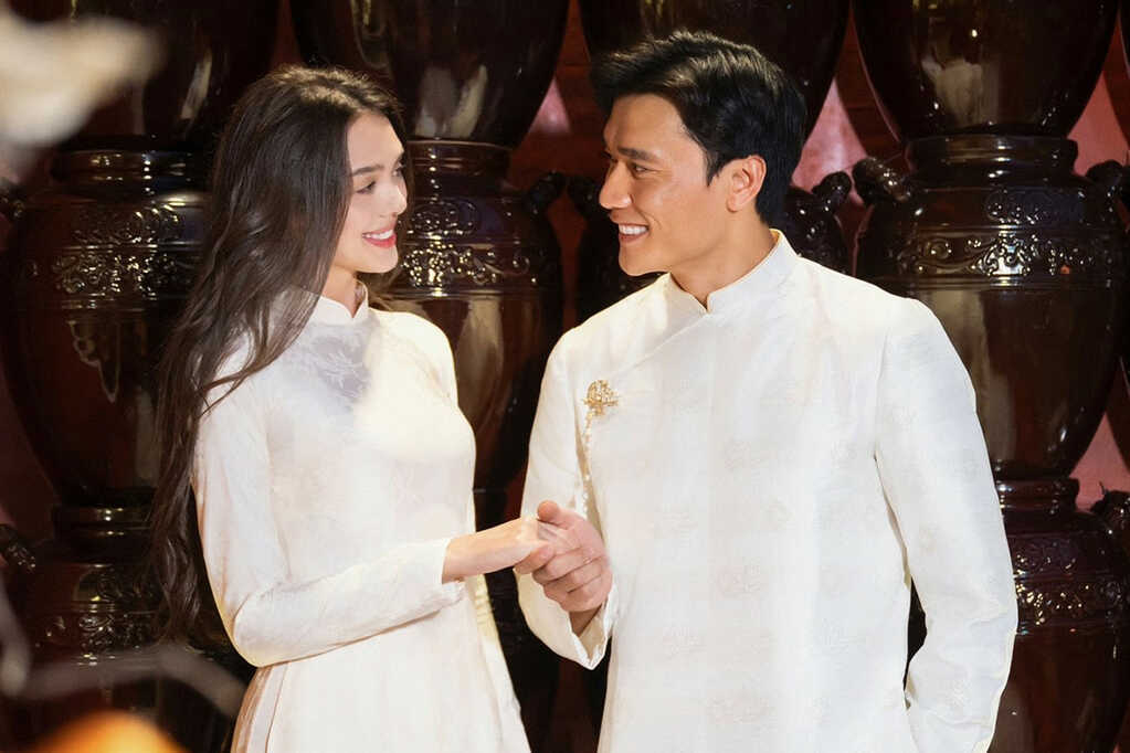 Bùi Tiến Dũng cùng vợ Tây khoe ảnh đẹp lung linh đón Tết