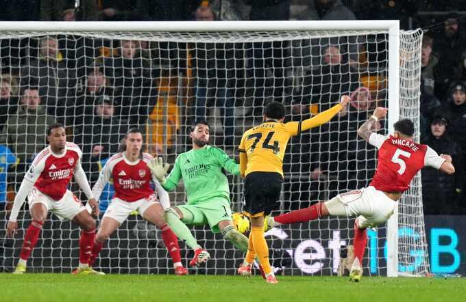 Arsenal hòa đội bét bảng Ngoại hạng Anh