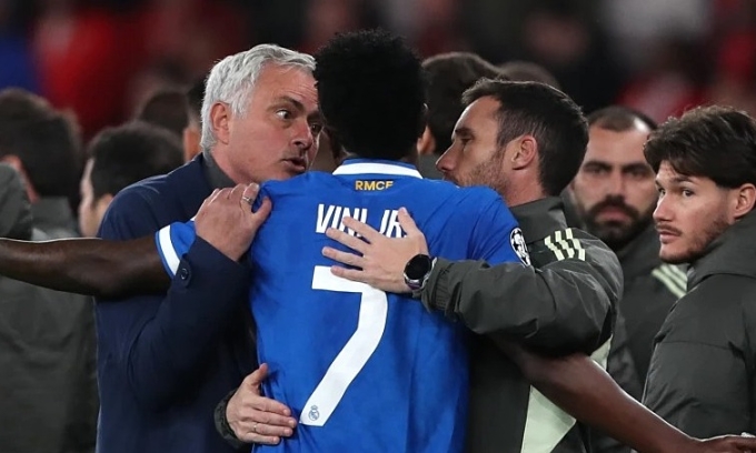 Mourinho bị coi là `đạo đức giả` khi chỉ trích Vinicius
