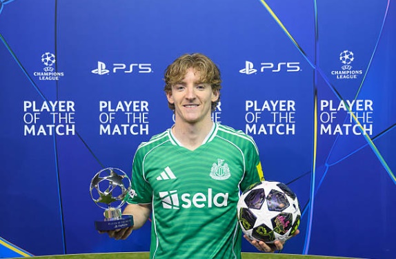 Anthony Gordon tỏa s&aacute;ng gi&uacute;p Newcastle s&aacute;ng cửa đi tiếp.