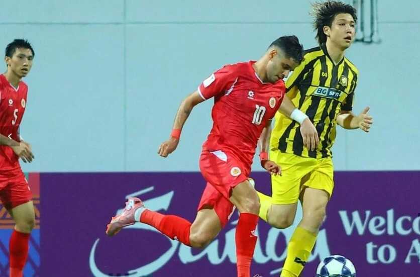 Leo Artur cũng d&iacute;nh thẻ đỏ.