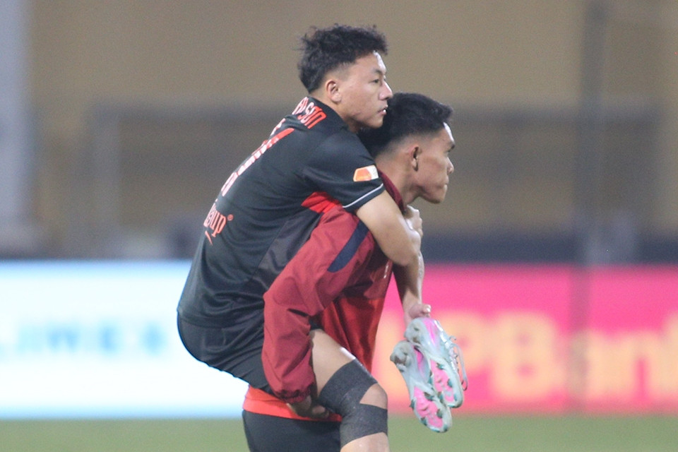 Thái Sơn đứt dây chằng đầu gối ngay trận ra mắt Ninh Bình