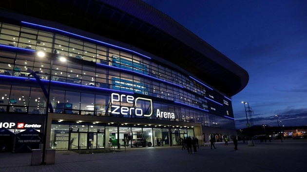 B&ecirc;n ngo&agrave;i s&acirc;n PreZero Arena.