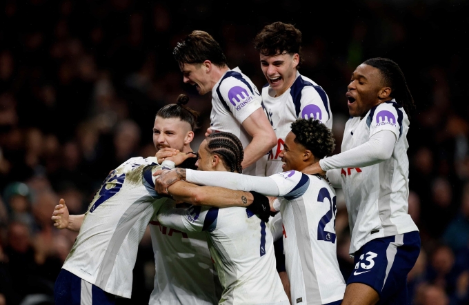 Man City bị Tottenham cầm hòa dù dẫn hai bàn