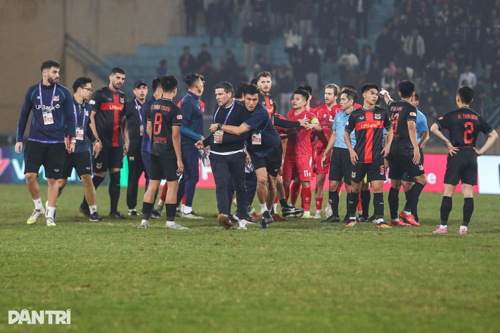 Phản ứng trọng tài, HLV người Tây Ban Nha của CLB Ninh Bình bị cấm chỉ đạo