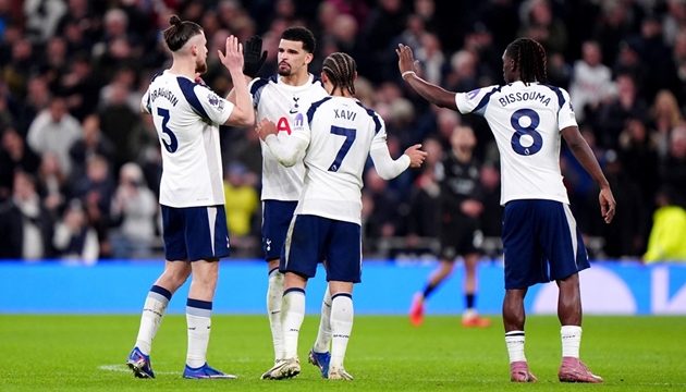 Solanke dứt điểm dũng mãnh giúp Tottenham bám đuổi Man City