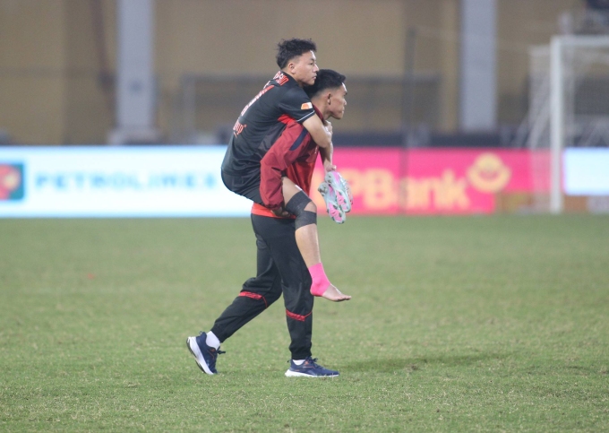 Tiền vệ Nguyễn Thái Sơn đứt dây chằng