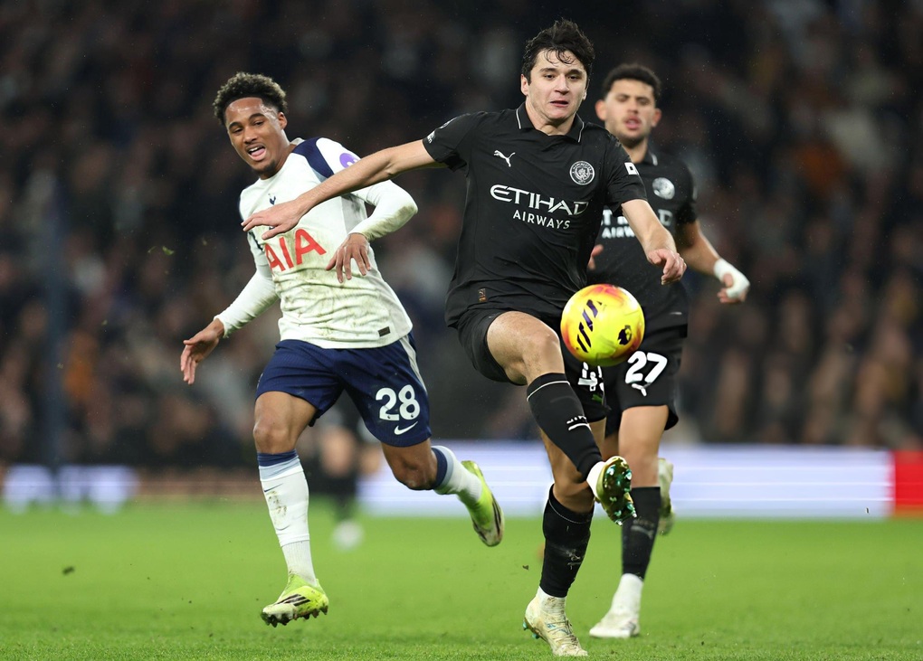 Tottenham thoát thua ngoạn mục trước Man City, Arsenal hưởng lợi - 2