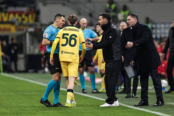 HLV Cesc Fabregas c&oacute; h&agrave;nh động k&eacute;o &aacute;o với Alexis Saelemaekers.