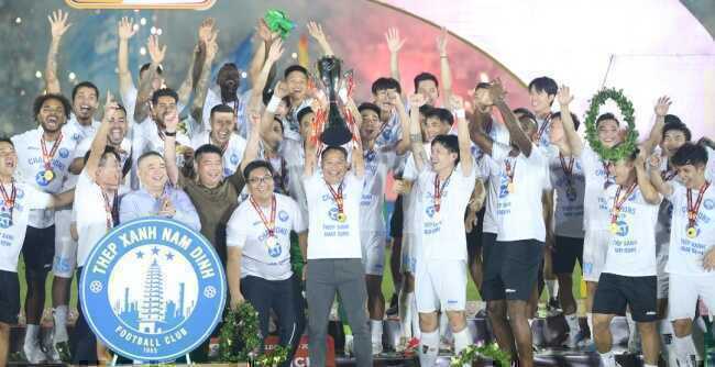 Nam Định tuột dốc kh&ocirc;ng phanh.