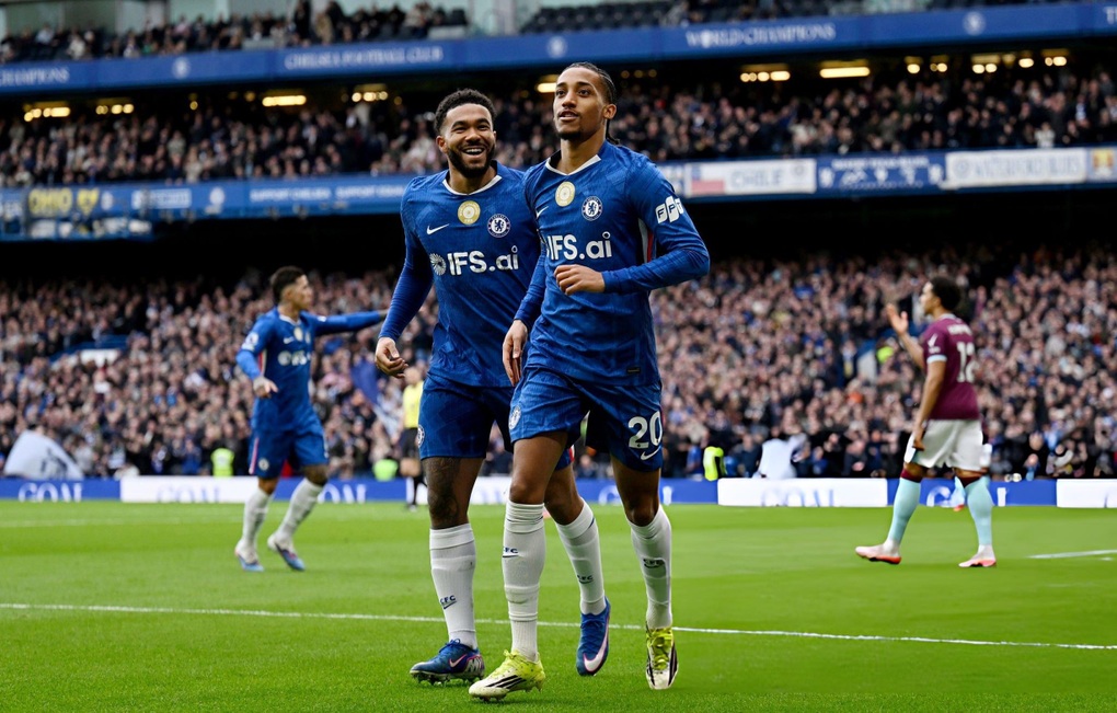 Chelsea tuột chiến thắng ở phút bù giờ, Man Utd hưởng lợi lớn