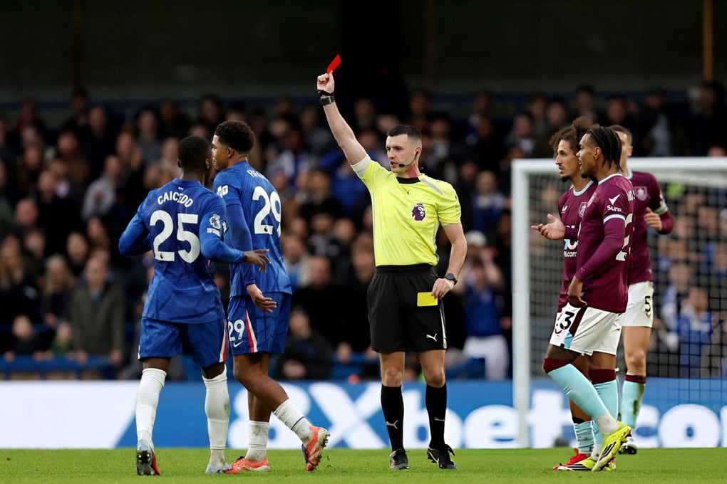 Chelsea tuột chiến thắng ở phút bù giờ, Man Utd hưởng lợi lớn - 2