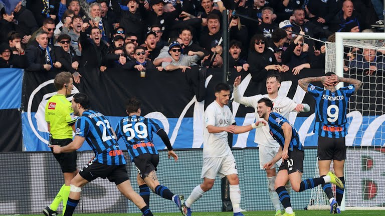 Atalanta ngược dòng hạ Napoli 2-1 đầy kịch tính