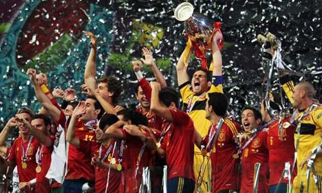 La Roja bảo vệ th&agrave;nh c&ocirc;ng chức v&ocirc; địch EURO năm 2012.