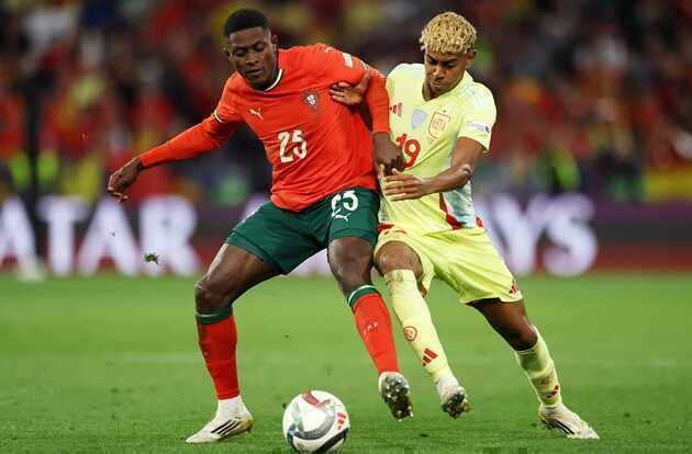 Bồ Đ&agrave;o Nha l&agrave; k&igrave;nh địch của T&acirc;y Ban Nha.